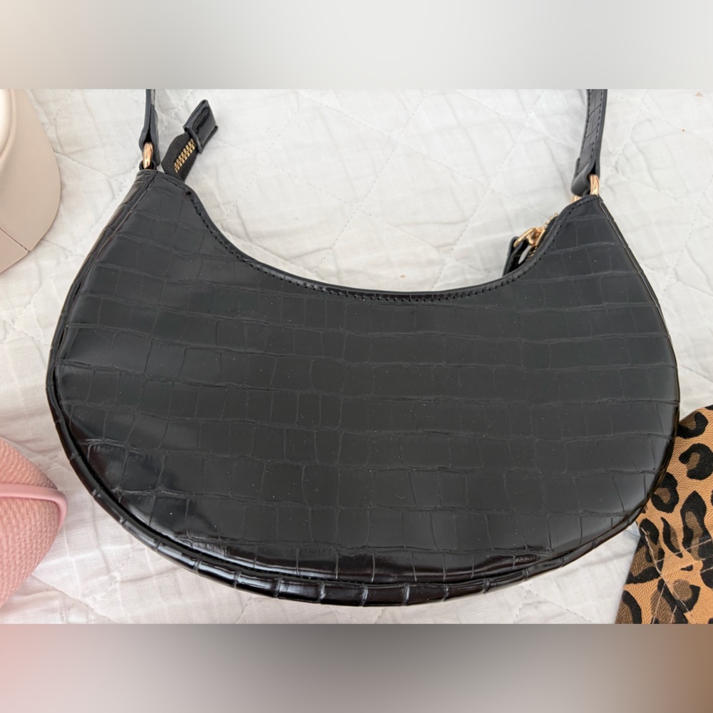 Elegant Black Crocodile-Embossed Shoulder Bag
